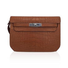 Load image into Gallery viewer, Kelly Depeches 25 Pouch Matte Gold Alligator with Palladium Hardware